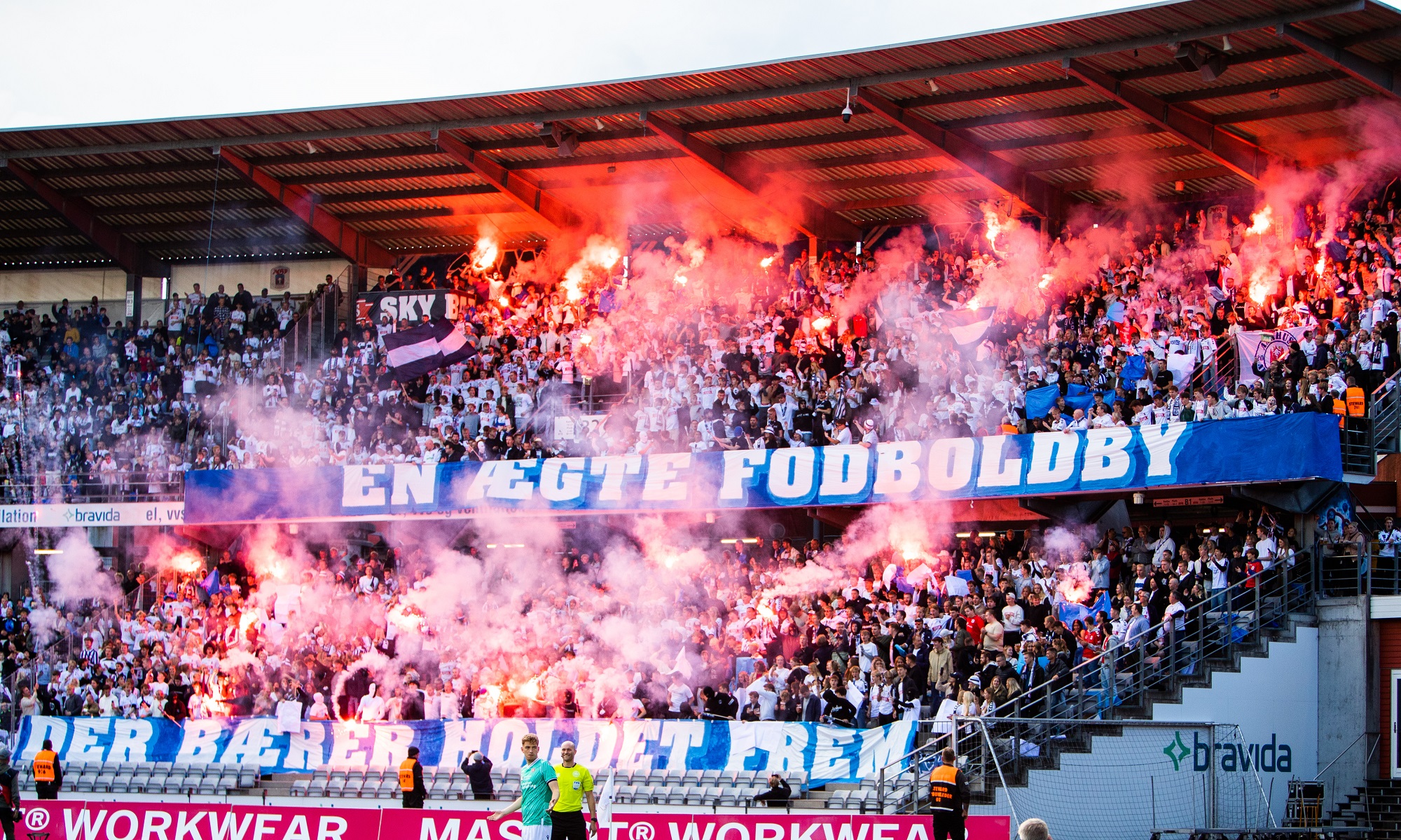 en-aegte-fodboldby-der-baerer-holdet-frem-romerlys-agf-tifo-2000×1199-1